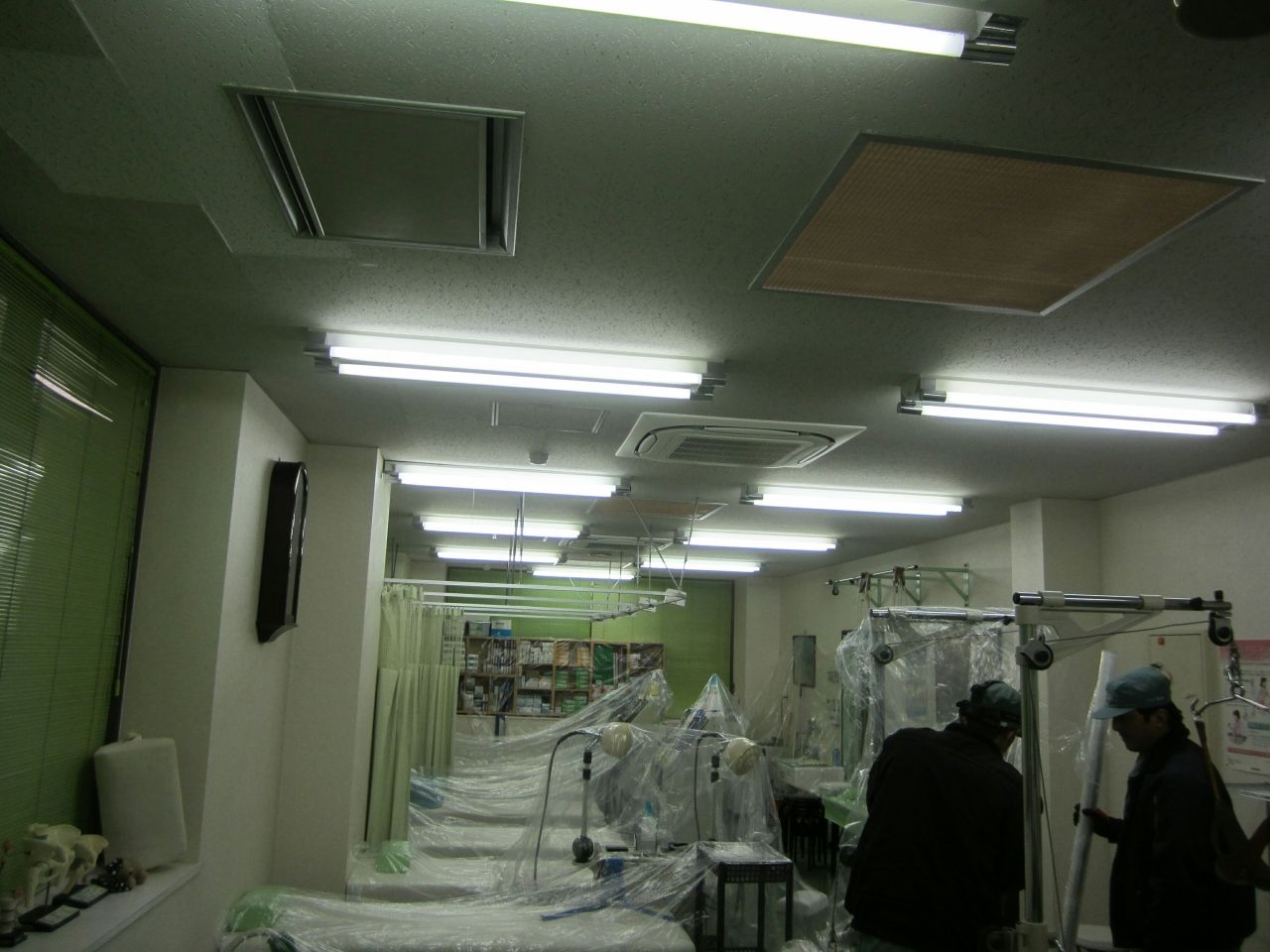 病院内廊下ＬＥＤ改修工事。